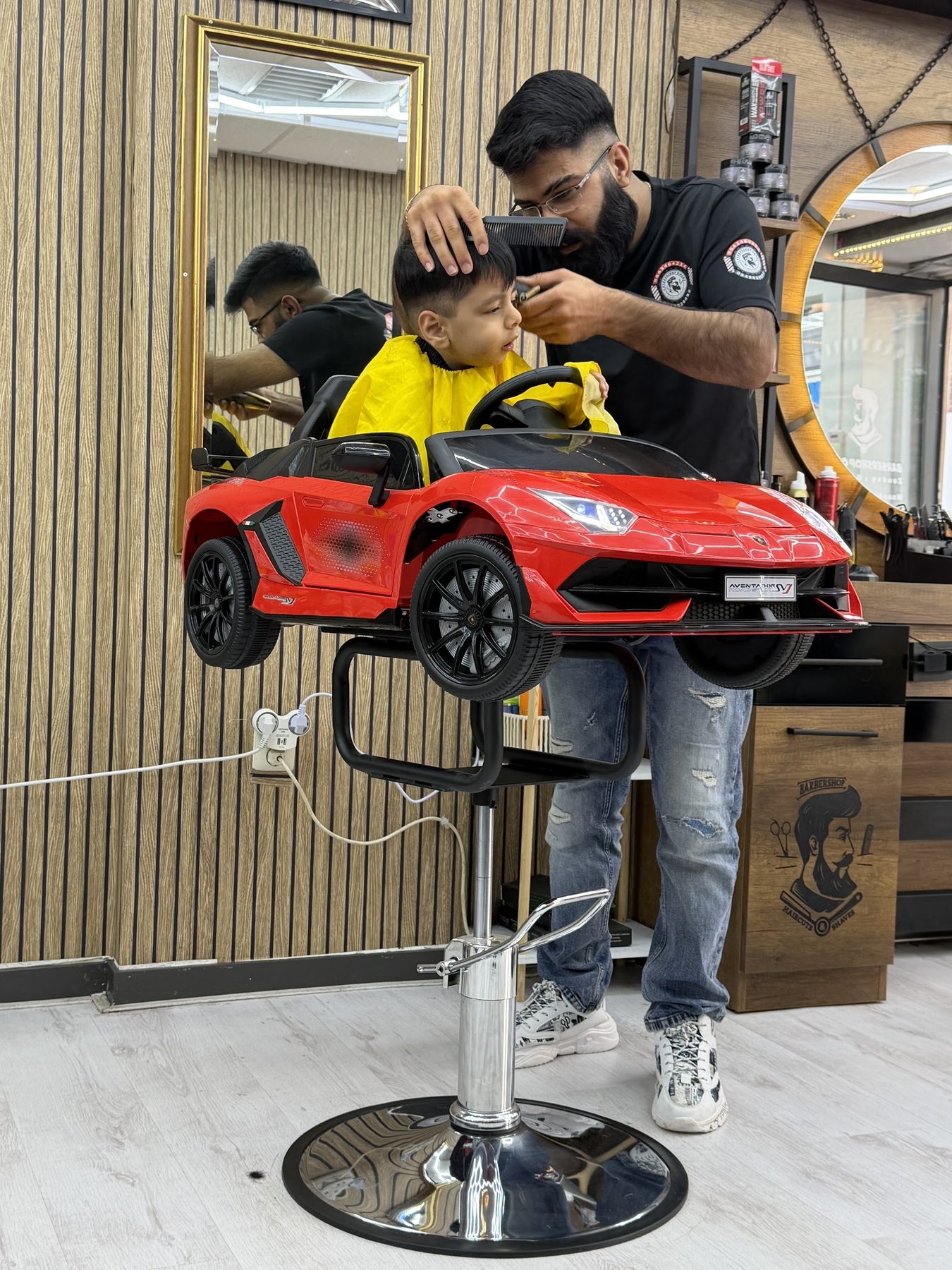 Een kind wordt geknipt in de rode raceautostoel van de zaak