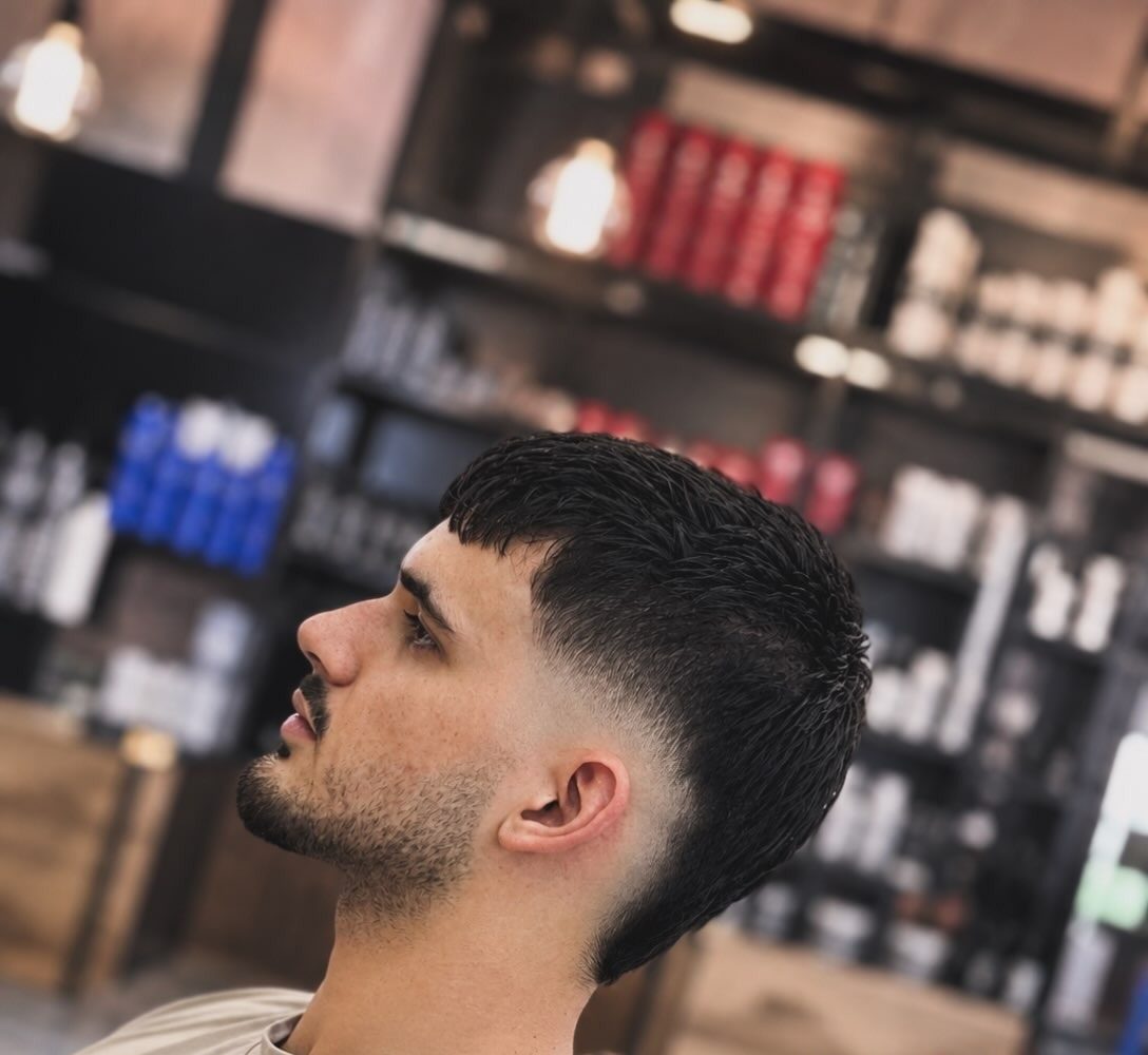 Textured crop met taper fade, zijaanzicht in de stoel