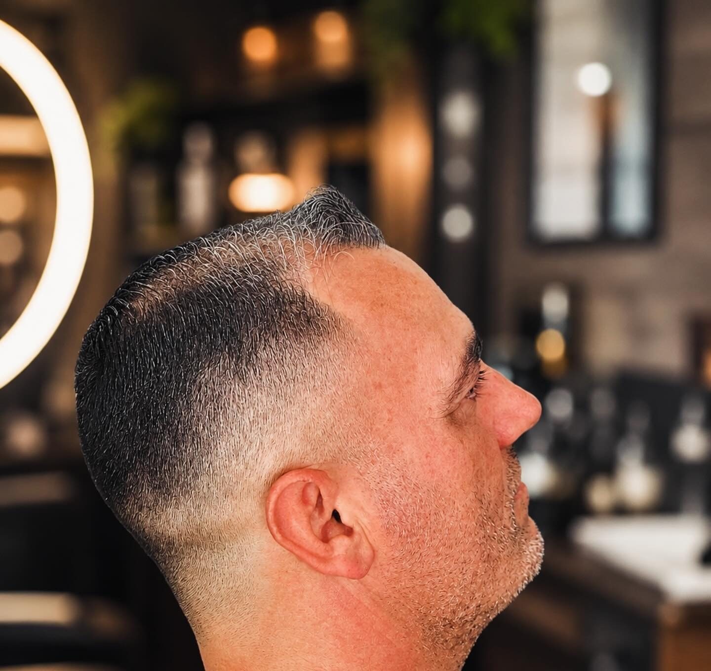 Grijze skin fade bij een oudere klant